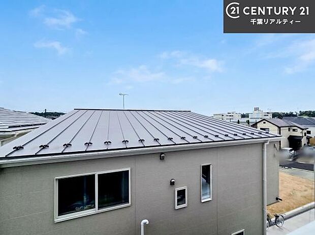 落ち着きある住宅街です！周囲には高い建物がなく、空が広く開放感があり、陽当たりを大きく遮られることもありません！気持ちの良い風が通り抜ける街並みです！