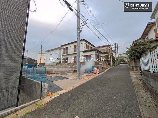 落ち着いた街並みが広がる閑静な住宅街に位置し、穏やかで心安らぐ暮らしを叶える住環境です。
