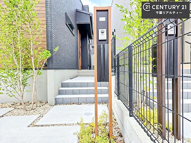 独立ポストを備えた戸建て住宅。玄関周りもすっきりとした印象で、郵便物の受け取りもスムーズに行えます。住まいの外観にも調和した使い勝手の良い設備です。