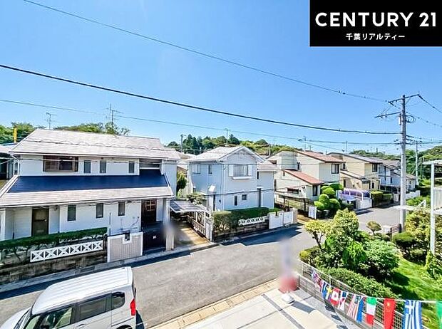 落ち着きある住宅街です!周囲には高い建物がなく、空が広く開放感があり、陽当たりを大きく遮られることもありません!気持ちの良い風が通り抜ける街並みです!