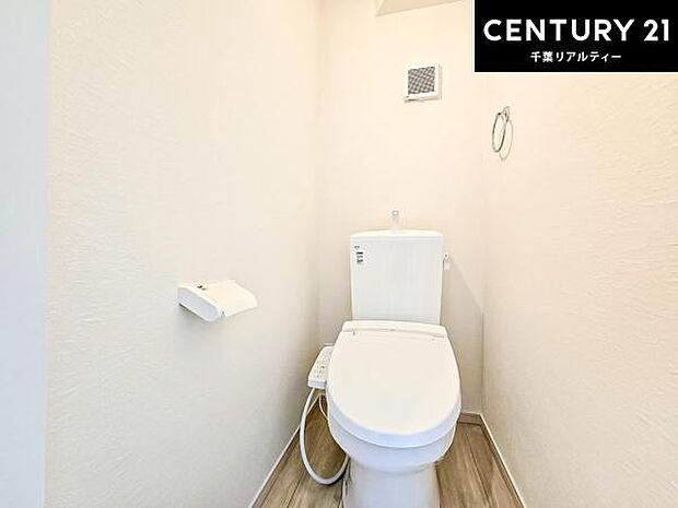 1・2階にトイレがございます!朝の忙しい時間帯も待たずにすみそうですね。白を基調とした清潔感のあるトイレでお手入れがしやすいです!