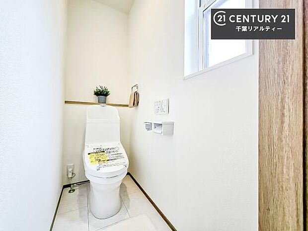 清潔感のある色味のお手洗いです!さわやかでスッキリする空間です!白を基調としているので、お手入れがしやすいトイレです!