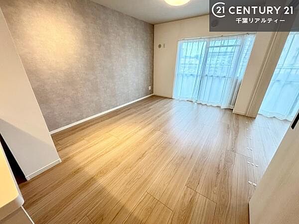 大きな窓から陽光が差し込む、明るく心地よいリビング。外の明るさを室内まで取り込むことで、開放感のある伸びやかな住空間を演出しています。