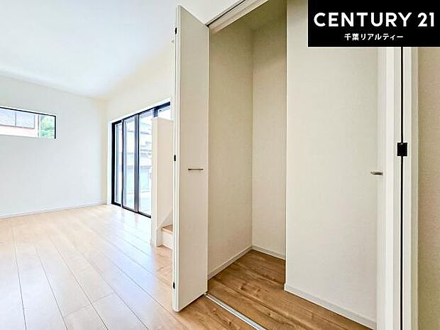収納が充実しているからこそ、お部屋はいつも広々。掃除や片付けもラクになり、居心地の良い暮らしが続きます。