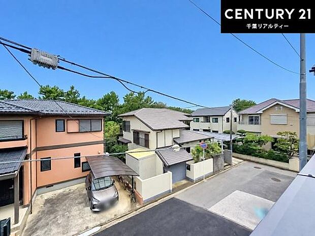 眺望良好なバルコニー。お天気のいい日にはバルコニーへでてリフレッシュするのもいいですね！