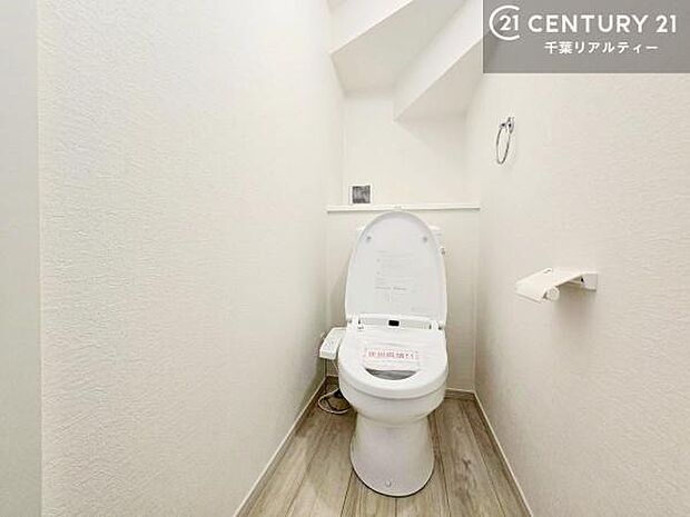 温水洗浄便座のリモコン付きで、毎日快適に使えるトイレ空間。収納棚付きで、生活感を抑えながらスッキリと整理整頓できます。