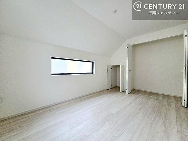 お部屋ごとにしっかり収納スペースを確保しているため、お洋服や学用品、季節物まですっきり整理整頓でき、居住空間を広々とお使いいただけます。