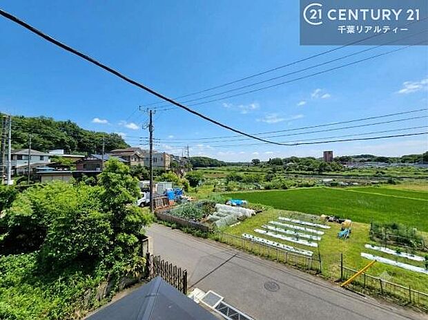 落ち着きある住宅街です!周囲には高い建物がなく、空が広く開放感があり、陽当たりを大きく遮られることもありません!気持ちの良い風が通り抜ける街並みです!