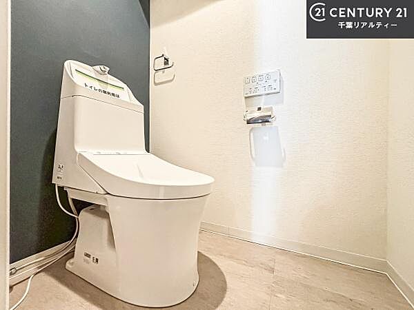 温水洗浄便座につき、冬場は便座が暖かくできるので冷たい便座に座らずに済む嬉しい仕様です！シンプルなカラーを基調としているので、お手入れがしやすいです。