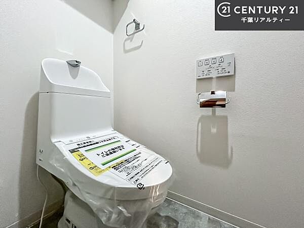 温水洗浄便座につき、冬場は便座が暖かくできるので冷たい便座に座らずに済む嬉しい仕様です！シンプルなカラーを基調としているので、お手入れがしやすいです。