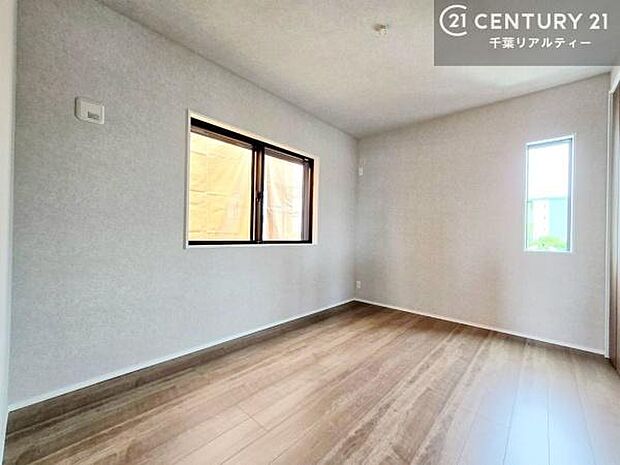 掃き出し窓がないお部屋は、お子様のお部屋としても安心です!収納スペースも充実しているので散らかったお部屋をサッと片付けられます!