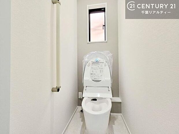 1・2階にトイレがございます!朝の忙しい時間帯も待たずにすみそうですね。白を基調とした清潔感のあるトイレでお手入れがしやすいです!