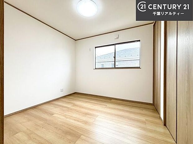 掃き出し窓がないお部屋は、お子様のお部屋としても安心です！収納スペースも充実しているので散らかったお部屋をサッと片付けられます！