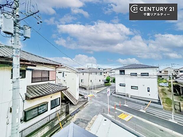 晴れた日には青い空を見渡せる開放的な時間を楽しめます。気持ちの良い風が通り抜ける街並みです!緑が映える眺望で癒されますね!