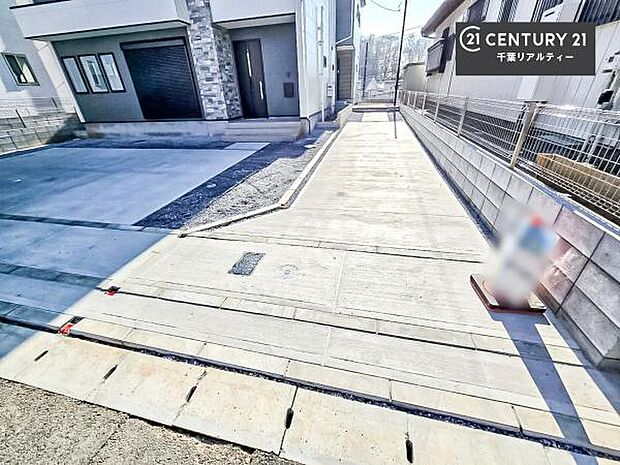 駐車スペースは2台分あります!セカンドカーはもちろん、バイクや自転車なども置き場所に困りません。