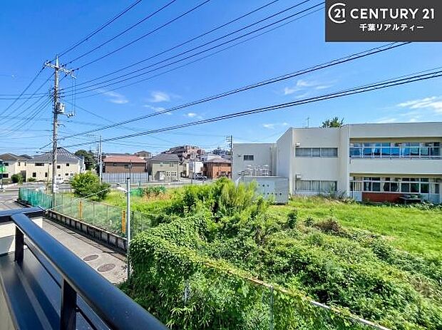 落ち着きある住宅街です!周囲には高い建物がなく、空が広く開放感があり、陽当たりを大きく遮られることもありません!気持ちの良い風が通り抜ける街並みです!