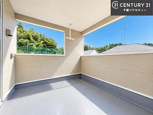 落ち着きある住宅街です！周囲には高い建物がなく、空が広く開放感があり、陽当たりを大きく遮られることもありません！気持ちの良い風が通り抜ける街並みです！