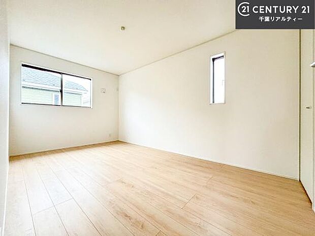 掃き出し窓がないお部屋は、お子様のお部屋としても安心です!収納スペースも充実しているので散らかったお部屋をサッと片付けられます!