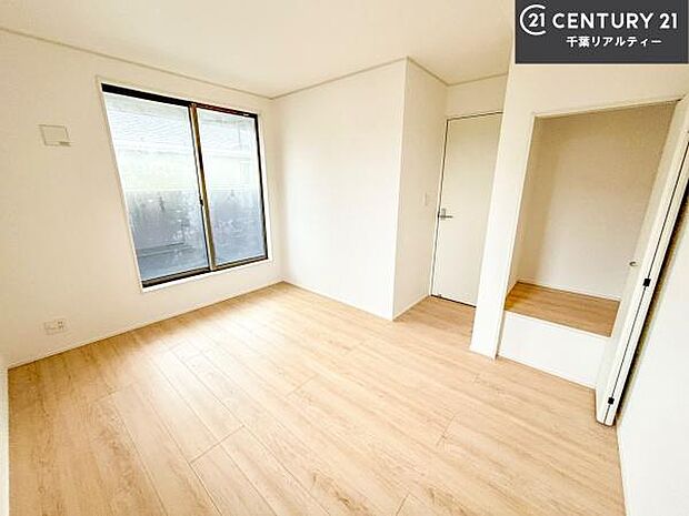 バルコニーに面している洋室です。明るく温もりがあり、換気もしっかりできます!朝起きて、外に出て背伸びをしつつ深呼吸をし良い朝を迎え入れることができます。