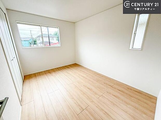 掃き出し窓がないお部屋は、お子様のお部屋としても安心です！収納スペースも充実しているので散らかったお部屋をサッと片付けられます！