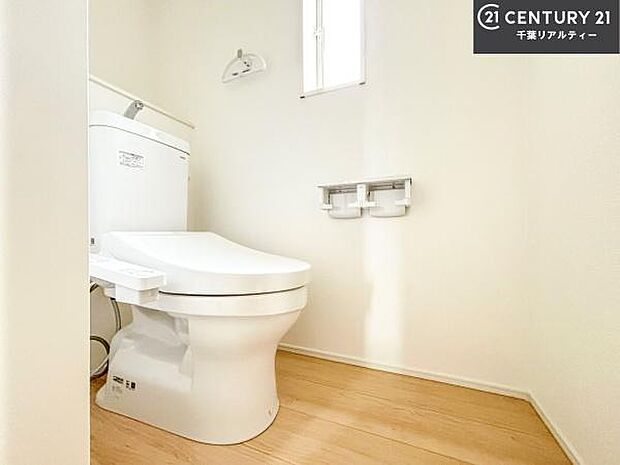 1・2階にトイレがございます！朝の忙しい時間帯も待たずにすみそうですね。白を基調とした清潔感のあるトイレでお手入れがしやすいです！