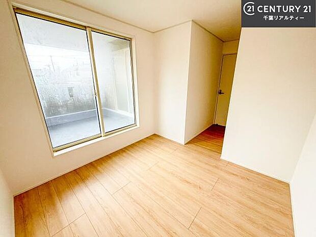 バルコニーに面している洋室です。明るく温もりがあり、換気もしっかりできます！朝起きて、外に出て背伸びをしつつ深呼吸をし良い朝を迎え入れることができます。