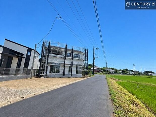 写真だけでは分からない住まいの魅力が、現地にはたくさんあります。広さや明るさ、生活動線などを実際にご体感いただけますので、ぜひ一度ご見学ください。