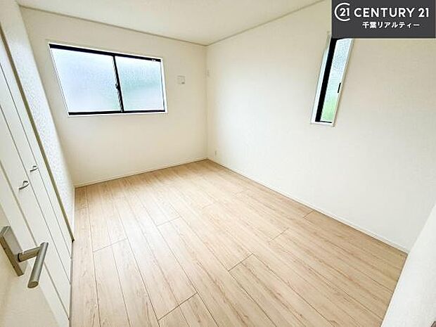 掃き出し窓がないお部屋は、お子様のお部屋としても安心です!収納スペースも充実しているので散らかったお部屋をサッと片付けられます!