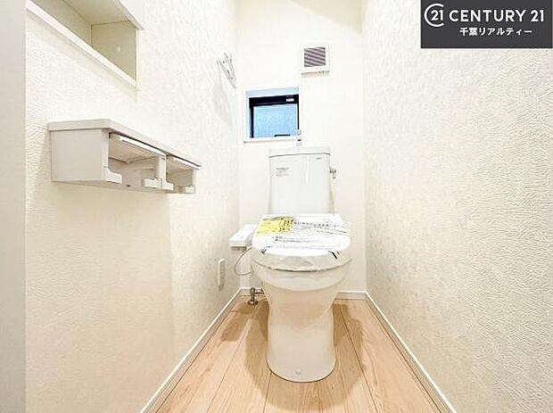 1・2階にトイレがございます!朝の忙しい時間帯も待たずにすみそうですね。白を基調とした清潔感のあるトイレでお手入れがしやすいです!