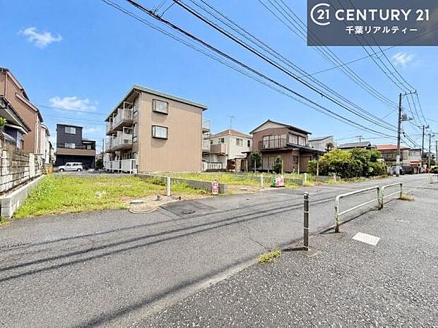 落ち着いた街並みが広がる閑静な住宅街に位置し、穏やかで心安らぐ暮らしを叶える住環境です。