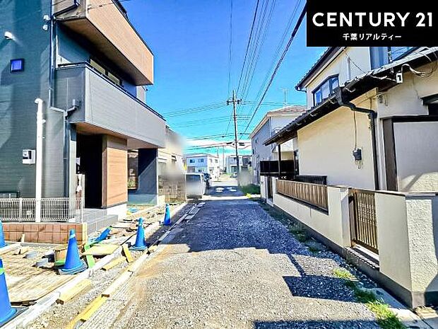 落ち着いた街並みが広がる閑静な住宅街に位置し、穏やかで心安らぐ暮らしを叶える住環境です。