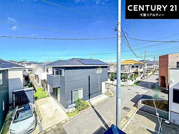 眺望良好なバルコニー。お天気のいい日にはバルコニーへでてリフレッシュするのもいいですね!