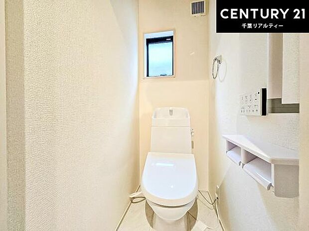 1・2階にトイレがございます!朝の忙しい時間帯も待たずにすみそうですね。白を基調とした清潔感のあるトイレでお手入れがしやすいです!