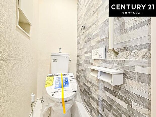 1・2階にトイレがございます!朝の忙しい時間帯も待たずにすみそうですね。白を基調とした清潔感のあるトイレでお手入れがしやすいです!
