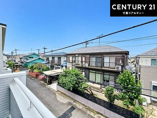 眺望良好なバルコニー。お天気のいい日にはバルコニーへでてリフレッシュするのもいいですね!