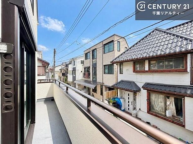 落ち着きある住宅街です!周囲には高い建物がなく、空が広く開放感があり、陽当たりを大きく遮られることもありません!気持ちの良い風が通り抜ける街並みです!