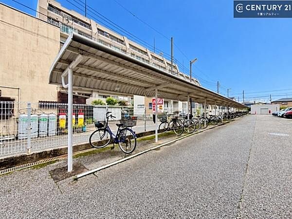 駐輪場完備で、お子さまの自転車や通勤用の自転車も安心して置けます。ご家族にもうれしい便利な設備です。駐輪場の空き状況については管理会社にご確認ください。