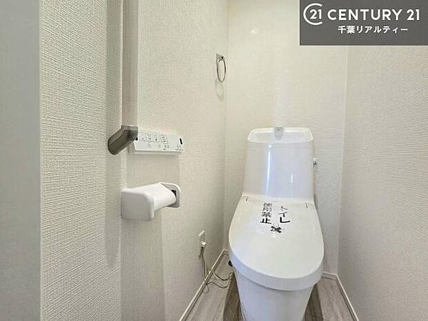 1・2階にトイレがございます!朝の忙しい時間帯も待たずにすみそうですね。白を基調とした清潔感のあるトイレでお手入れがしやすいです!