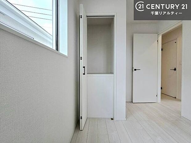 収納が充実しているからこそ、お部屋はいつも広々。掃除や片付けもラクになり、居心地の良い暮らしが続きます。