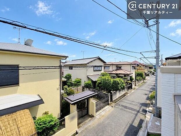 眺望良好なバルコニー。お天気のいい日にはバルコニーへでてリフレッシュするのもいいですね!