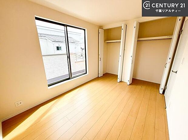 優しい光が差し込む洋室は、朝の目覚めも気持ちが良さそうですね。おうち時間もゆったりと過ごすことができます。優しい色合いのフローリングがどんな家具にもマッチします!
