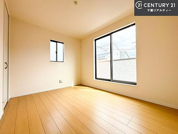 バルコニーに面している洋室です。明るく温もりがあり、換気もしっかりできます!朝起きて、外に出て背伸びをしつつ深呼吸をし良い朝を迎え入れることができます。