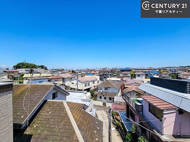 落ち着きある住宅街です!周囲には高い建物がなく、空が広く開放感があり、陽当たりを大きく遮られることもありません!気持ちの良い風が通り抜ける街並みです!