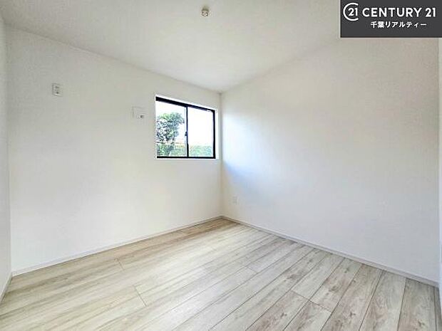 掃き出し窓がないお部屋は、お子様のお部屋としても安心です!収納スペースも充実しているので散らかったお部屋をサッと片付けられます!