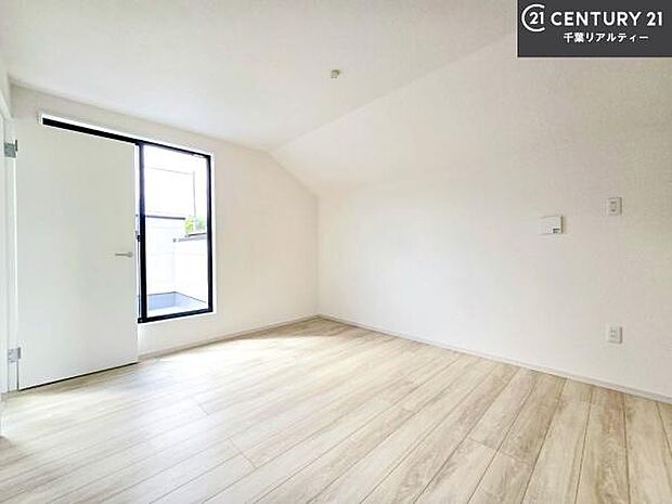 バルコニーに面している洋室です。明るく温もりがあり、換気もしっかりできます!朝起きて、外に出て背伸びをしつつ深呼吸をし良い朝を迎え入れることができます。