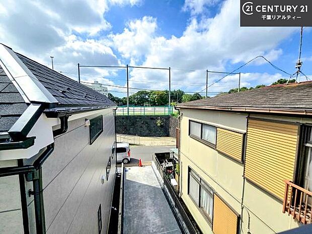 落ち着きある住宅街です!周囲には高い建物がなく、空が広く開放感があり、陽当たりを大きく遮られることもありません!気持ちの良い風が通り抜ける街並みです!