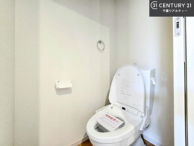 清潔感のある色味のお手洗いです!さわやかでスッキリする空間です!白を基調としているので、お手入れがしやすいトイレです!