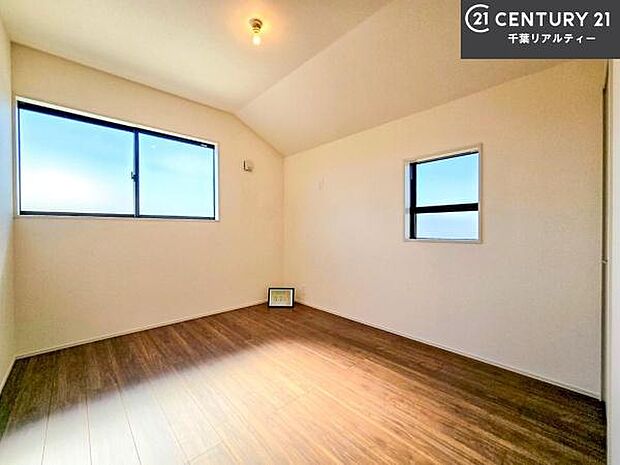 掃き出し窓がないお部屋は、お子様のお部屋としても安心です!収納スペースも充実しているので散らかったお部屋をサッと片付けられます!
