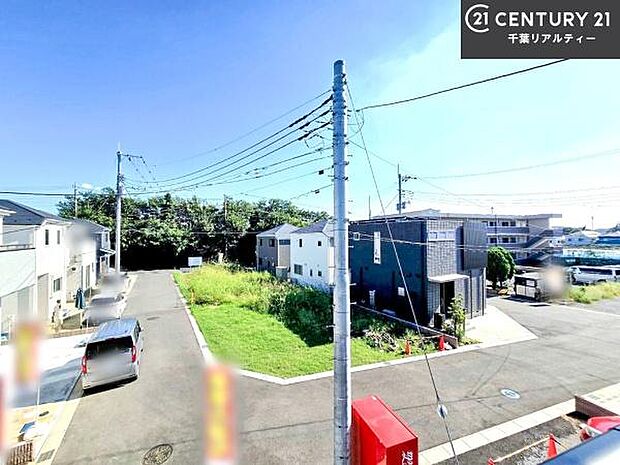 落ち着きある住宅街です!周囲には高い建物がなく、空が広く開放感があり、陽当たりを大きく遮られることもありません!気持ちの良い風が通り抜ける街並みです!