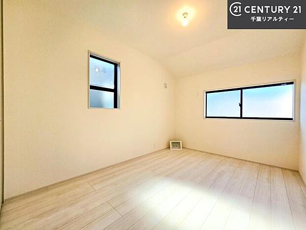 掃き出し窓がないお部屋は、お子様のお部屋としても安心です!収納スペースも充実しているので散らかったお部屋をサッと片付けられます!